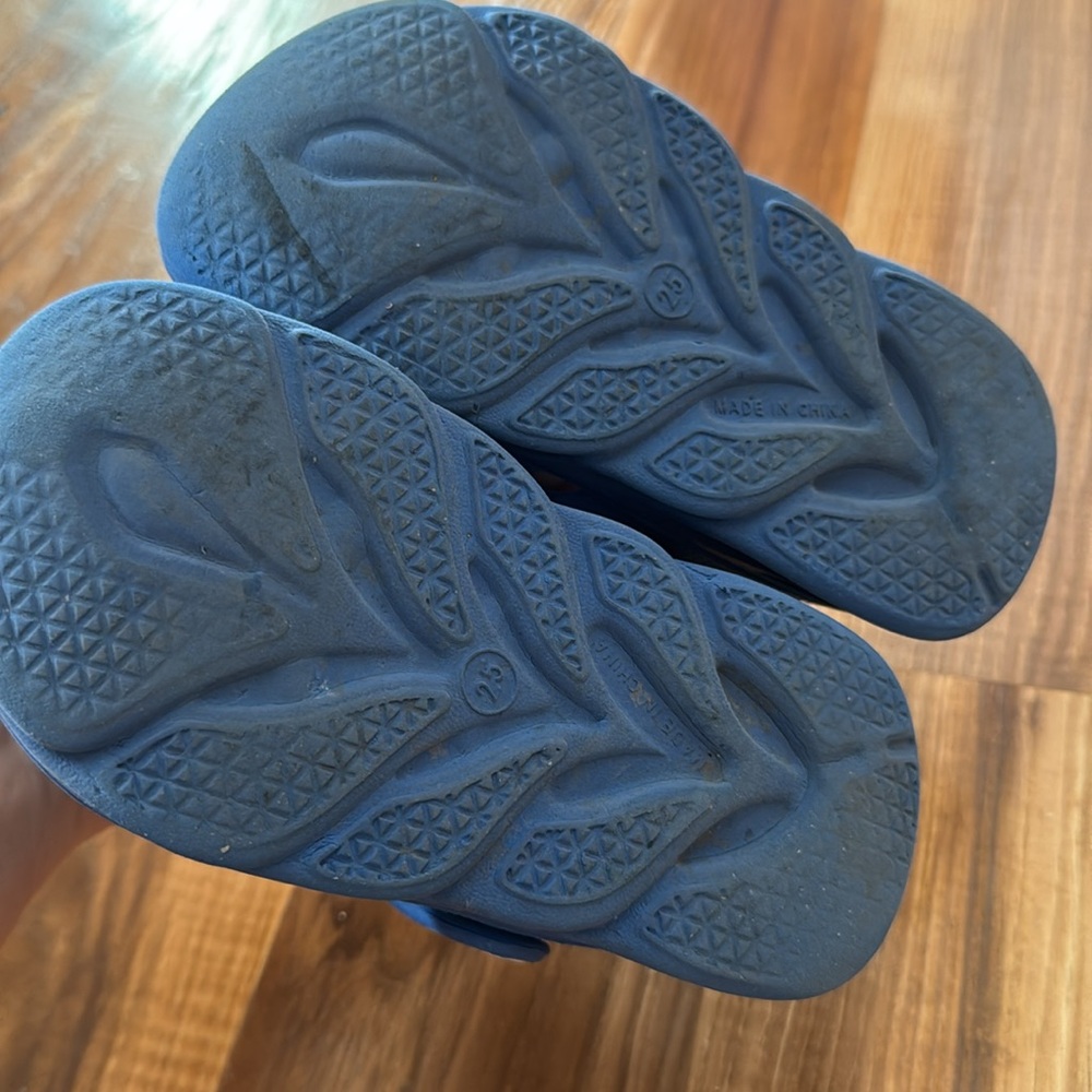 Boy toddler 9 blue like croc slip ons sandals girl - Picture 2 of 3